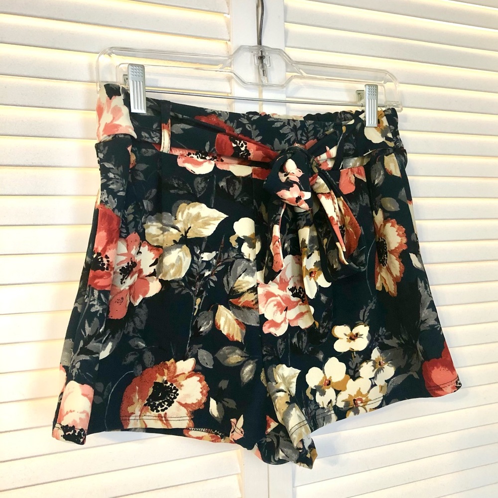 Floral shorts with front tie - stretchy high waist